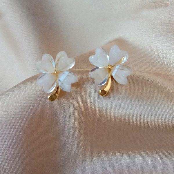 2021 korean elegant transparent crystal clover leaf stud earrings for women girl summer holiday flower pendientes jewelry, Golden;silver
2021 korean elegant transparent crystal clover leaf stud earrings for women girl summer holiday flower pendientes jewelry, Golden;silver