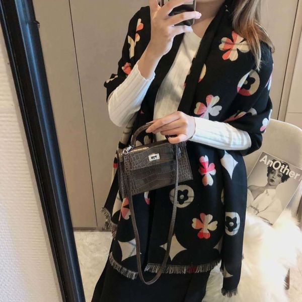 2020fashion autumn and winter brand scarves timeless classic, super long shawl fashion women's soft silk scarves6color
2020fashion autumn and winter brand scarves timeless classic, super long shawl fashion women's soft silk scarves6color
