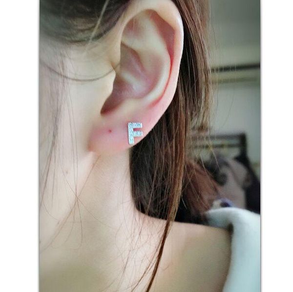 one piece alphabet letter crystal cute small stud earrings for women girls concise simple style fashion jewelry quality earrings, Golden;silver
one piece alphabet letter crystal cute small stud earrings for women girls concise simple style fashion jewelry quality earrings, Golden;silver