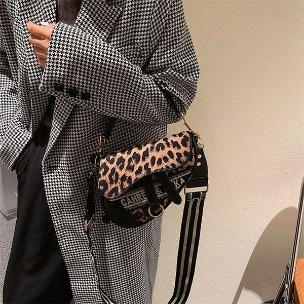 factory store shop bag women's new fashion messenger saddle bag simple broadband shoulder in autumn and winter 595r
factory store shop bag women's new fashion messenger saddle bag simple broadband shoulder in autumn and winter 595r