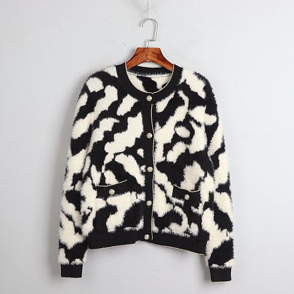 autumn/winter 2020 leopard print single-breasted gold line border contrast color round neck long sleeve coat, White;black
autumn/winter 2020 leopard print single-breasted gold line border contrast color round neck long sleeve coat, White;black