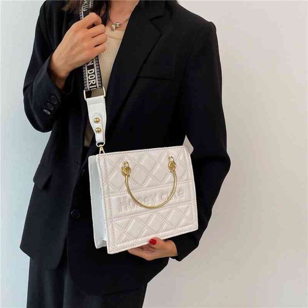 2022 factory wholesale hands tote women's new trend large capacity chain fashion portable messenger bag commuter bag
2022 factory wholesale hands tote women's new trend large capacity chain fashion portable messenger bag commuter bag