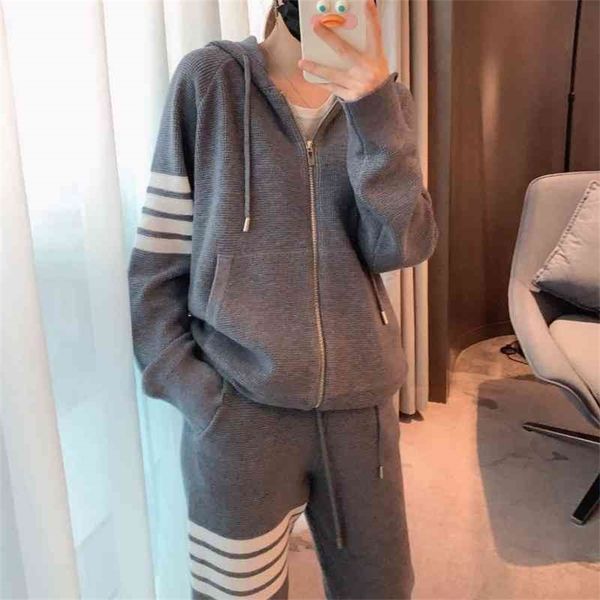 new waffle arm four bar hooded zipper sweater coat color matching pants couple's same suit, Black;brown
new waffle arm four bar hooded zipper sweater coat color matching pants couple's same suit, Black;brown