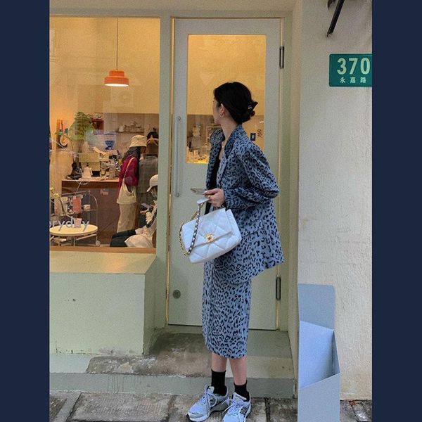 autumn and winter 2020 temperament corduroy leopard suit women's design sense small foreign style autumn suit skirt two pieces, White
autumn and winter 2020 temperament corduroy leopard suit women's design sense small foreign style autumn suit skirt two pieces, White