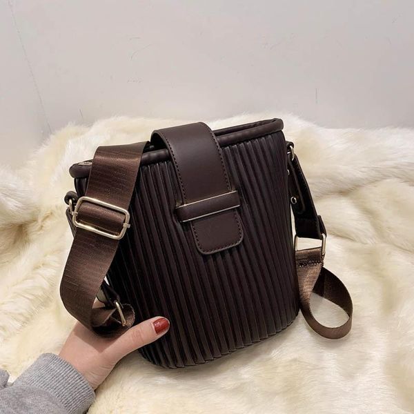 hand bags women 2021latest style shoulder bag high capacity easy matching bucket bag all-match messenger totes
hand bags women 2021latest style shoulder bag high capacity easy matching bucket bag all-match messenger totes