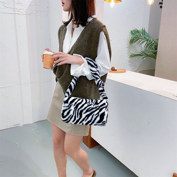 youth ladies simple versatile bag plush zebra pattern crossbody bag female cylinder shaped shoulder handbags purse
youth ladies simple versatile bag plush zebra pattern crossbody bag female cylinder shaped shoulder handbags purse