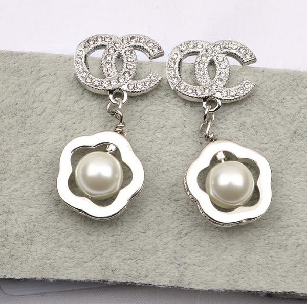 fashion designer geometric big annulus stud earring luxury crystal rhinestone brand double letter pendant earrings high-end pearl eardrop wo, Golden;silver
fashion designer geometric big annulus stud earring luxury crystal rhinestone brand double letter pendant earrings high-end pearl eardrop wo, Golden;silver