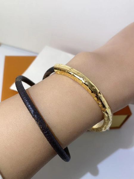 fashion sell men and women double leather bracelet letters flower bracelet can be wholesale box, Golden;silver
fashion sell men and women double leather bracelet letters flower bracelet can be wholesale box, Golden;silver