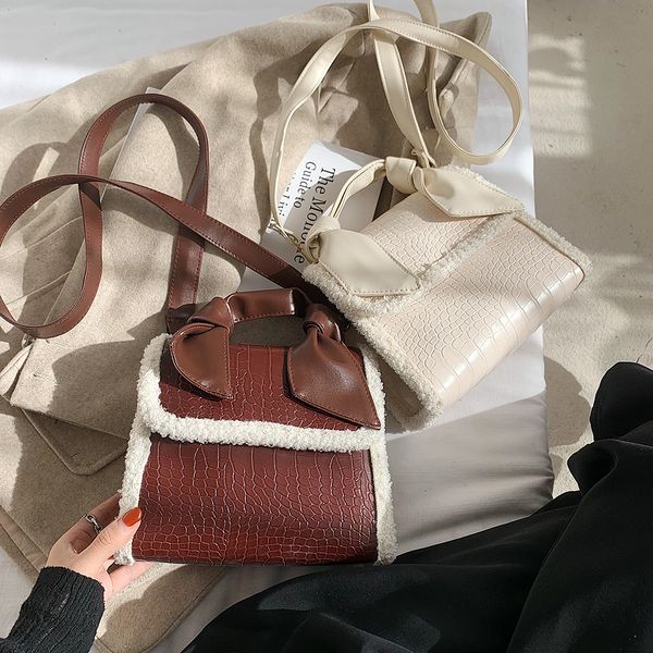 2021 youth ladies simple versatile bag vintage women shoulder bag alligator plush crossbody trunk splicing autumn purse c1223
2021 youth ladies simple versatile bag vintage women shoulder bag alligator plush crossbody trunk splicing autumn purse c1223