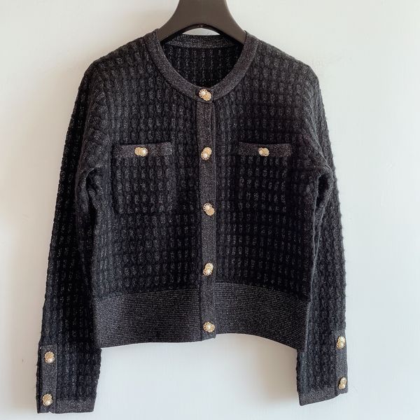 1112 2020 autumn brand same style regular long sleeve crew neck black kint button sweate women clothes qian, White;black
1112 2020 autumn brand same style regular long sleeve crew neck black kint button sweate women clothes qian, White;black