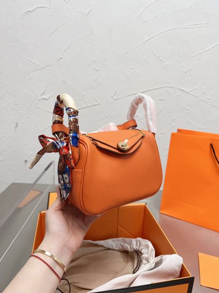 2022 new wallets quality female bag leather lindi gold buckle doctor shoulder portable lady messenger
2022 new wallets quality female bag leather lindi gold buckle doctor shoulder portable lady messenger