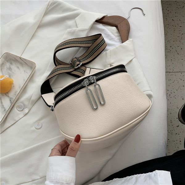 s2020 нового корейского моды черный мода сумка bagversatile pu кожа широкого плечевого ремня простого плеча сумка byfiu
s2020 нового корейского моды черный мода сумка bagversatile pu кожа широкого плечевого ремня простого плеча сумка byfiu
