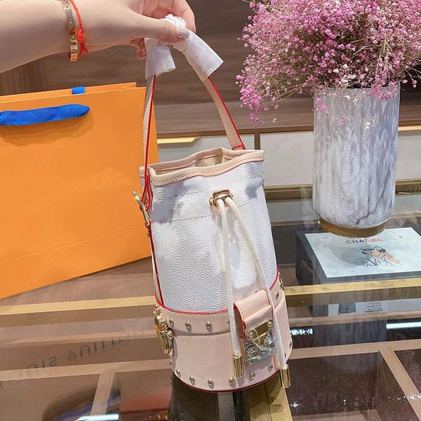 style single shoulder messenger bag women bucket bag round crossbody wallet old flower handbag
style single shoulder messenger bag women bucket bag round crossbody wallet old flower handbag