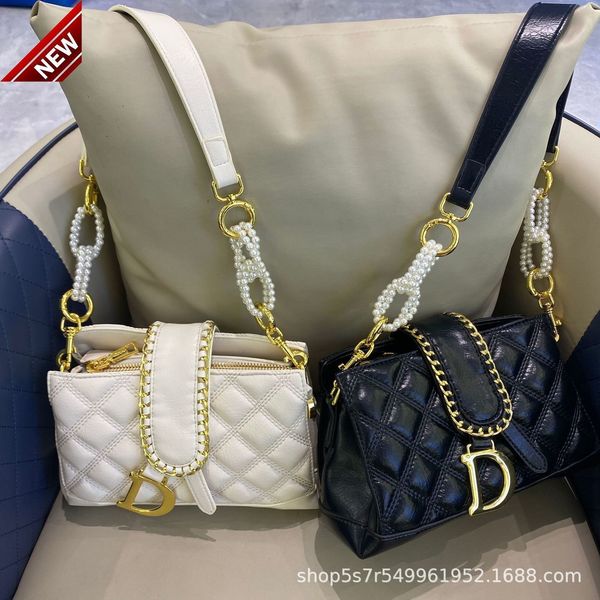 double shoulder strap) lingge small fragrance d letter pendant pearl chain leather armpit messenger bag fold oil wax
double shoulder strap) lingge small fragrance d letter pendant pearl chain leather armpit messenger bag fold oil wax