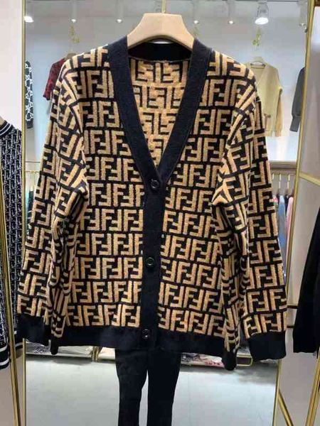 2022 factory wholesale new spring and autumn letter jacquard v-neck mink sweater coat long sleeve loose contrast color knitted cardigan wome, White;black
2022 factory wholesale new spring and autumn letter jacquard v-neck mink sweater coat long sleeve loose contrast color knitted cardigan wome, White;black