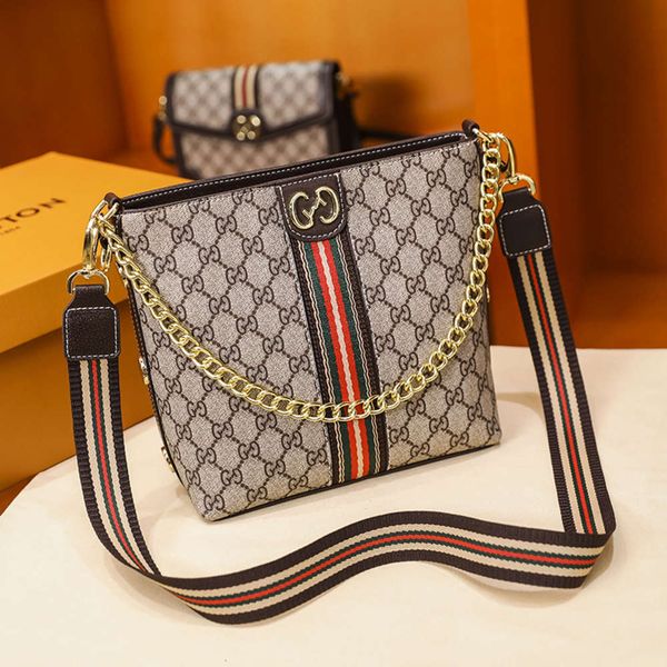 luxurys designers hand women's 2021 net red new chain korean versatile one shoulder messenger fashion printed bucket bag
luxurys designers hand women's 2021 net red new chain korean versatile one shoulder messenger fashion printed bucket bag