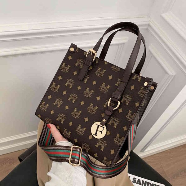2022 factory wholesale new female autumn and winter fashion high-capacity handbag tote versatile broadband single shoulder messenger bag ctb
2022 factory wholesale new female autumn and winter fashion high-capacity handbag tote versatile broadband single shoulder messenger bag ctb