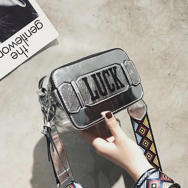 the new korean camera bag for fall/winter 2020 is a wide-band, single-shoulder, cross-slung, small square bag
the new korean camera bag for fall/winter 2020 is a wide-band, single-shoulder, cross-slung, small square bag