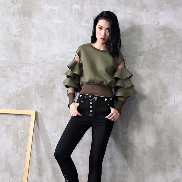 2020 new sweater air layer stitching mesh see-through ruffled cuff short sweater ing, Black
2020 new sweater air layer stitching mesh see-through ruffled cuff short sweater ing, Black