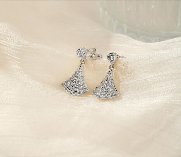 in 2020, the new style of women's small skirt with no ear holes and ear clips fan-shaped earrings, small and exquisite rhinestone 202, Silver
in 2020, the new style of women's small skirt with no ear holes and ear clips fan-shaped earrings, small and exquisite rhinestone 202, Silver