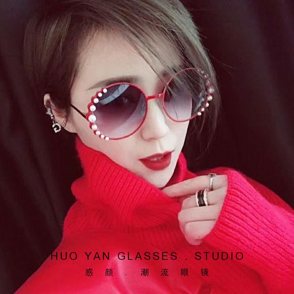 personalized side pearl gulina zar same glasses fashion round frame sunglasses, White;black
personalized side pearl gulina zar same glasses fashion round frame sunglasses, White;black