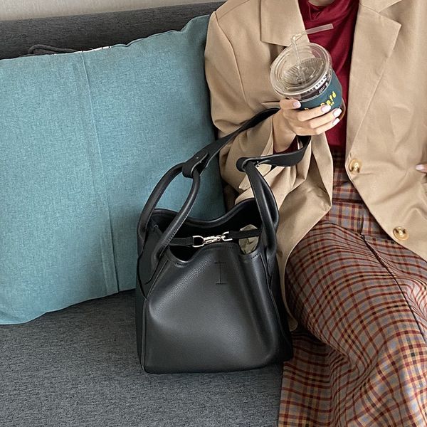 autumn and winter large capacity bag women 2020 new fashion korean bucket bag small design versatile ins one shoulder big bag c1114
autumn and winter large capacity bag women 2020 new fashion korean bucket bag small design versatile ins one shoulder big bag c1114