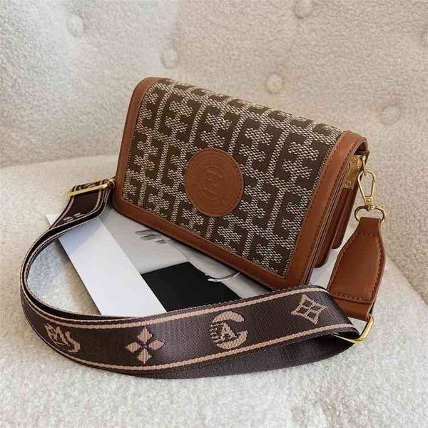 2022 factory wholesale handbag female korean fashion embroidery camera small square net red letter wide shoulder belt single, Black;red
2022 factory wholesale handbag female korean fashion embroidery camera small square net red letter wide shoulder belt single, Black;red
