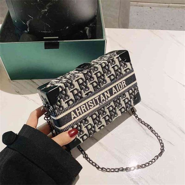 83% off wholesale sale small new versatile messenger women's fashion chain one shoulder small square mobile phone bag
83% off wholesale sale small new versatile messenger women's fashion chain one shoulder small square mobile phone bag