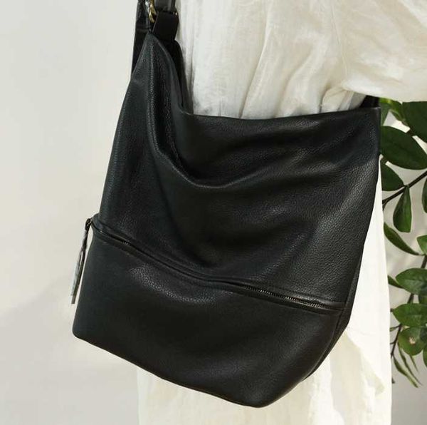 large capacity genuine leather women's single shoulder bag , messenger bag , can placed in a4 magazine ,lady handbags
large capacity genuine leather women's single shoulder bag , messenger bag , can placed in a4 magazine ,lady handbags