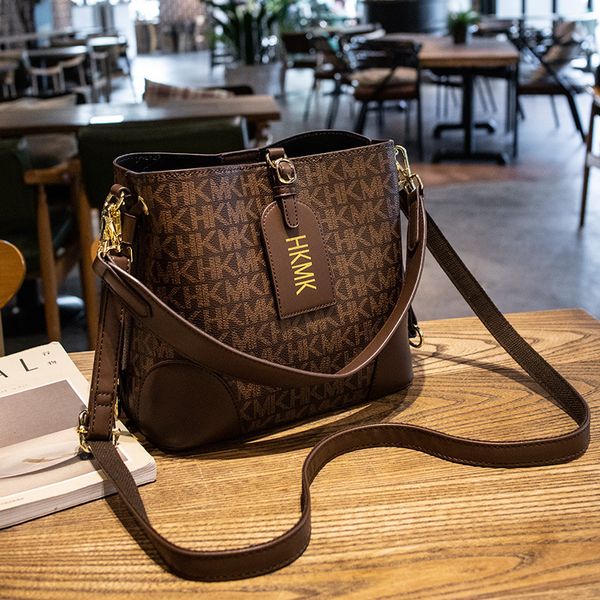 vintage design bucket bag 2022 women's korean printed letter single shoulder bag leisure handbag
vintage design bucket bag 2022 women's korean printed letter single shoulder bag leisure handbag