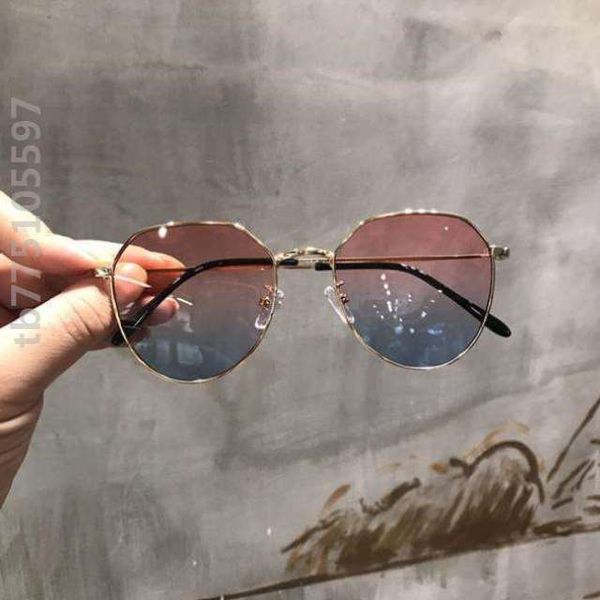 eye protection holiday explosion-proof women's personalized large frame gradient sunglasses windproof beach, the same for men in summer, White;black
eye protection holiday explosion-proof women's personalized large frame gradient sunglasses windproof beach, the same for men in summer, White;black