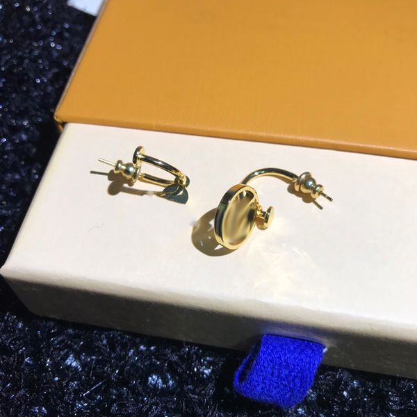 2021 women's designer earrings classic letter studs with box party gifts luxury jewelry wholesale, Golden;silver
2021 women's designer earrings classic letter studs with box party gifts luxury jewelry wholesale, Golden;silver