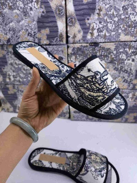 luxury designer designs slippers for casual flat sandals with classic style slippers and floral decorative home shoes etr65, Black
luxury designer designs slippers for casual flat sandals with classic style slippers and floral decorative home shoes etr65, Black