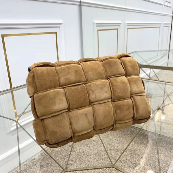 wholesale design purse suede leather have brown grey 2colors for chosen fast delivery. contact me for details
wholesale design purse suede leather have brown grey 2colors for chosen fast delivery. contact me for details