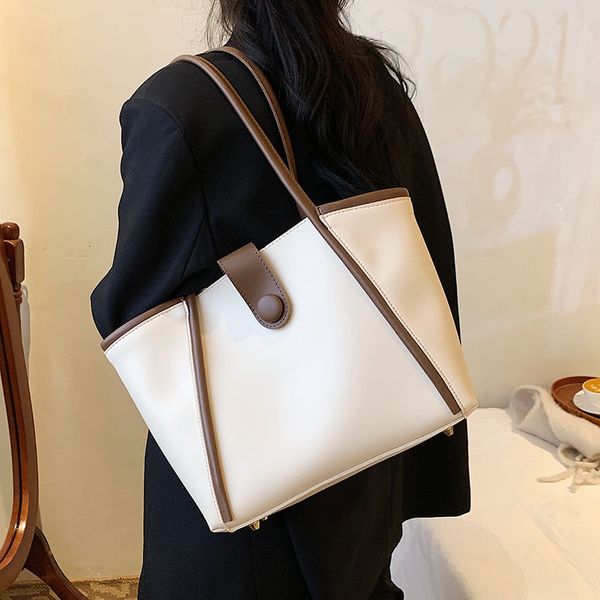 2022 net red color matching pu trend personalized simple single shoulder bag messenger ins metal buckle women's, Black;red
2022 net red color matching pu trend personalized simple single shoulder bag messenger ins metal buckle women's, Black;red