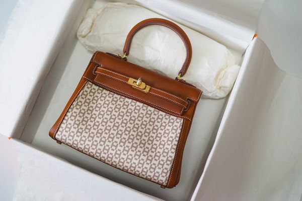 factory wholesale beautiful artical brown design purse,barenia leather,25cm,fully handmade,fast delivery,contact me for details
factory wholesale beautiful artical brown design purse,barenia leather,25cm,fully handmade,fast delivery,contact me for details