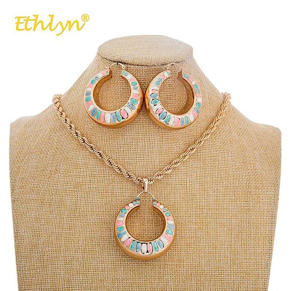 ethlyn нигерийский ожерелье комплект ювелирных изделий с полым круглый красочные большой серьги подвеска для женщин модные свадебные комплек, Silver
ethlyn нигерийский ожерелье комплект ювелирных изделий с полым круглый красочные большой серьги подвеска для женщин модные свадебные комплек, Silver