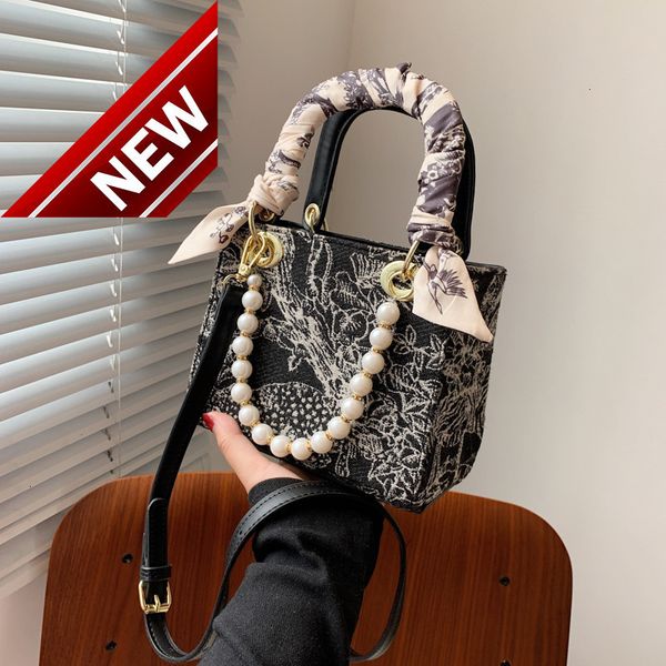 female 2022 new bags korean fashion portable mini princess pearl chain one shoulder messenger
female 2022 new bags korean fashion portable mini princess pearl chain one shoulder messenger