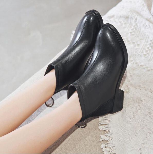 2020 autumn and winter new british round toe cowhide women's boots thick heel mid-heel women's short boots, Black
2020 autumn and winter new british round toe cowhide women's boots thick heel mid-heel women's short boots, Black