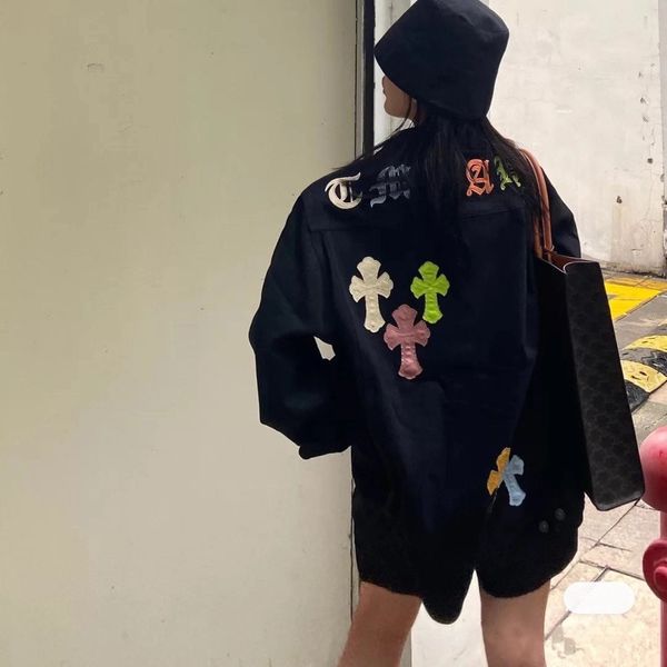 2020 chh autumn / winter new couple cross piece leather sanskrit embroidery denim jacket for men and women, Black
2020 chh autumn / winter new couple cross piece leather sanskrit embroidery denim jacket for men and women, Black