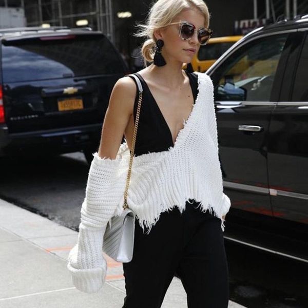 2021 spring deep v-neck cropped fringed sweater women's knit backless sweater tassel fahion clothes, White;black
2021 spring deep v-neck cropped fringed sweater women's knit backless sweater tassel fahion clothes, White;black