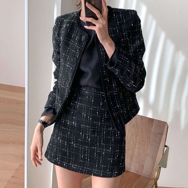 korean autumn french fragrance and foreign style plaid long sleeve jacket + age reducing high waist slim skirt, Black;gray
korean autumn french fragrance and foreign style plaid long sleeve jacket + age reducing high waist slim skirt, Black;gray