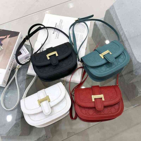 2022 factory wholesale handbag spring and summer small texture women's simple single shoulder saddle, Black;red
2022 factory wholesale handbag spring and summer small texture women's simple single shoulder saddle, Black;red