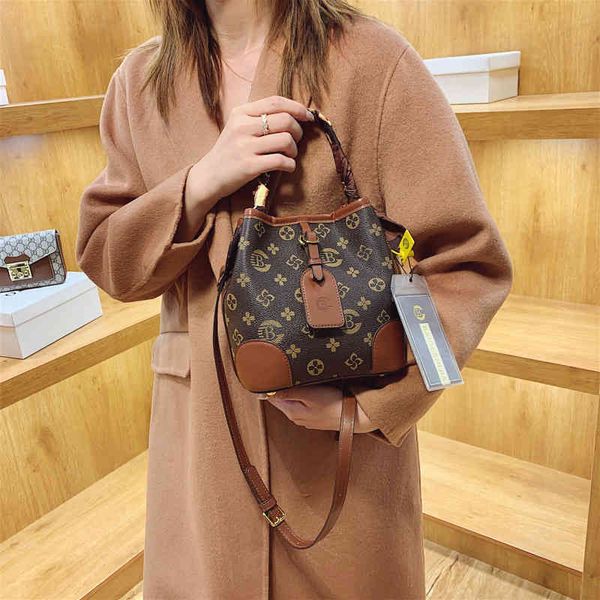 2022 factory wholesale new model women autumn winter women's one shoulder bucket printing bag, Black;red
2022 factory wholesale new model women autumn winter women's one shoulder bucket printing bag, Black;red