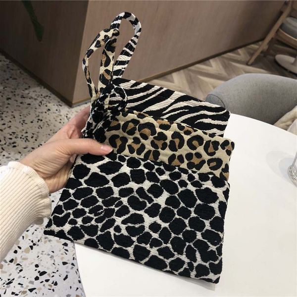 mobile phone bag wallet cloth art hand carry small cloth bag fashion black and white leopard print simple leisure jacquard cloth bag, Red;black
mobile phone bag wallet cloth art hand carry small cloth bag fashion black and white leopard print simple leisure jacquard cloth bag, Red;black