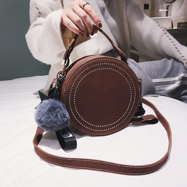 круглые crossbody сумки женские сумки 2020 заклепка pu сумки кожа messenger женщины кошелек круг симпатичные девушки звезды shoulder bag
круглые crossbody сумки женские сумки 2020 заклепка pu сумки кожа messenger женщины кошелек круг симпатичные девушки звезды shoulder bag