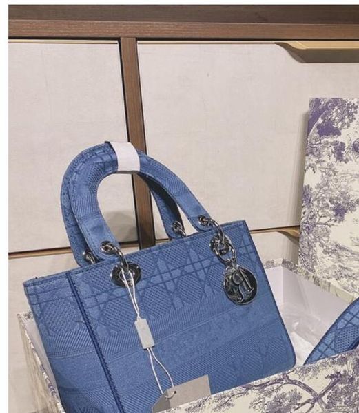 2021 designer luxury women handbag fashion shoulder bag lady d-lite check embroidered princess bag 01
2021 designer luxury women handbag fashion shoulder bag lady d-lite check embroidered princess bag 01