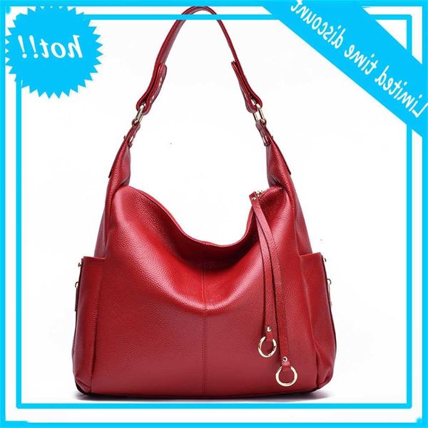 2019 temperament handbag one-shoulder casual middle-aged lady mother leather messenger bag
2019 temperament handbag one-shoulder casual middle-aged lady mother leather messenger bag