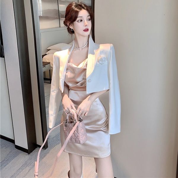 autumn 2020 new loose short coat + satin suspender skirt 2-piece fashion suit for women
autumn 2020 new loose short coat + satin suspender skirt 2-piece fashion suit for women