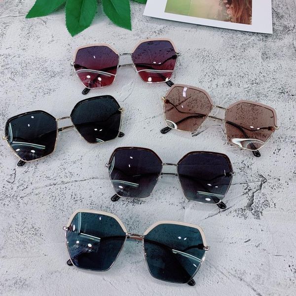 the new polarized sunglasses 20213 ms polarizer male personality resin outdoor uv protection sunglasses, White;black
the new polarized sunglasses 20213 ms polarizer male personality resin outdoor uv protection sunglasses, White;black